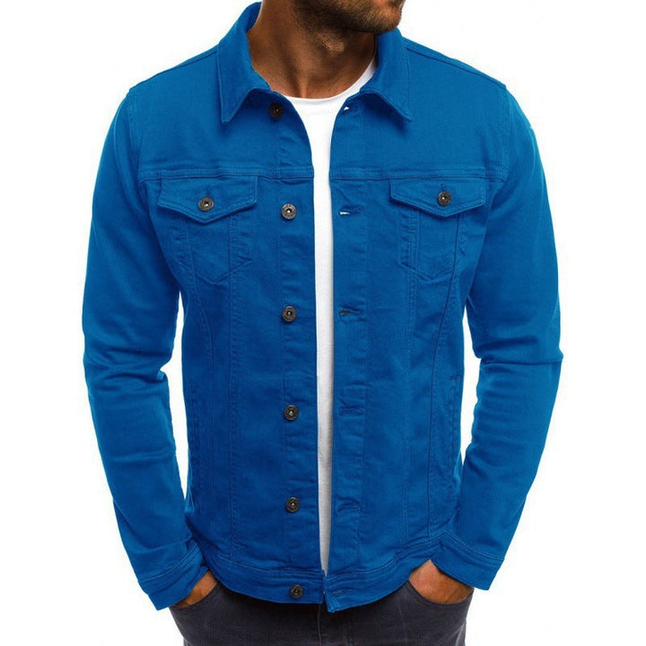 Veste en jean homme avec poches poitrine et latérales, coupe ajustée, style urbain moderne et pratique.