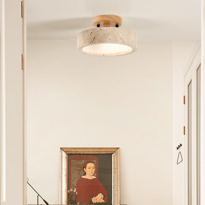 Plafonnier LED rond en travertin, design moderne pour éclairage intérieur élégant. Lumière chaude variable.