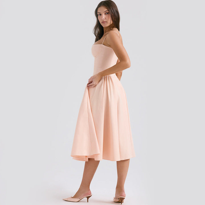 Robe midi chic et structurée pour femme, avec détails corset et bretelles fines, pour occasions spéciales.