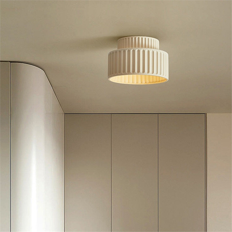 Plafonnier céramique moderne, lumière chaude, parfait pour créer une ambiance cosy dans votre salon.