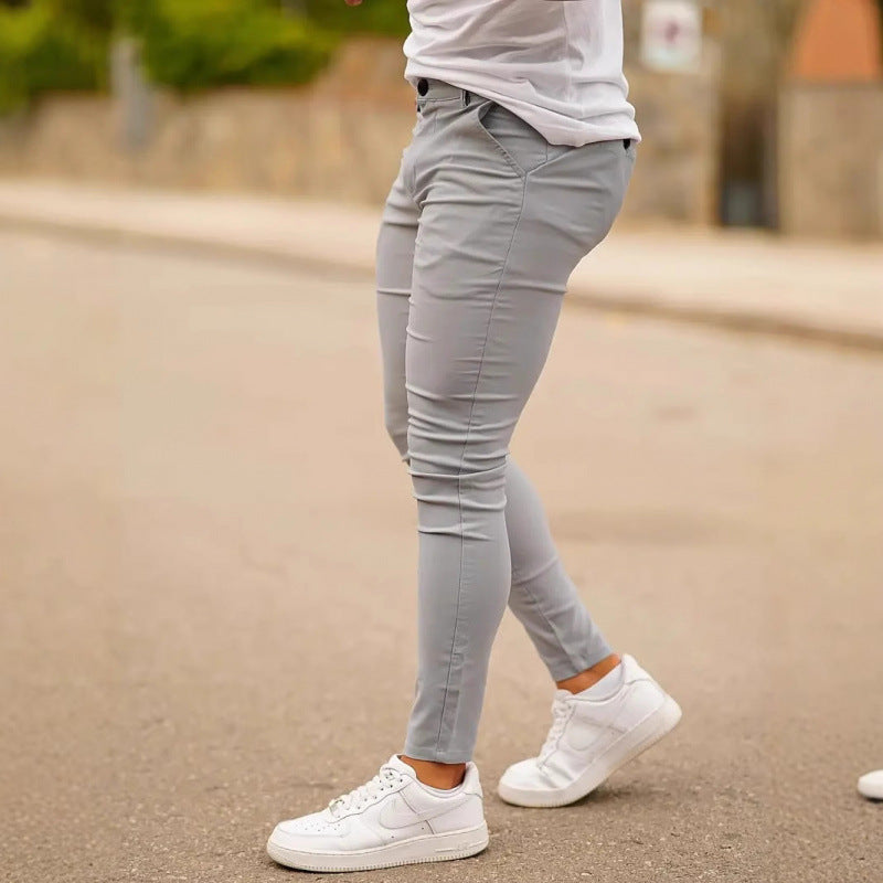 Pantalon slim gris homme, coupe ajustée. Vêtement masculin chic pour un look urbain tendance et décontracté.
