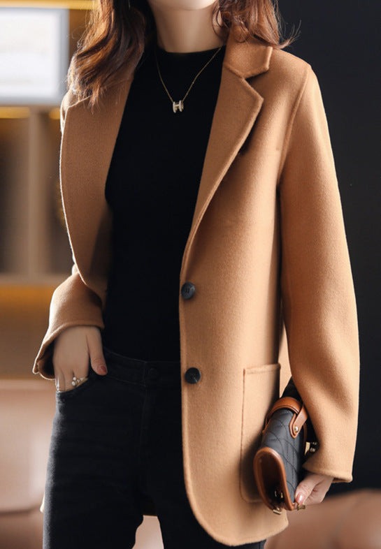 Blazer femme chic et élégant pour l'automne-hiver, idéal pour le bureau. Style mode classique.