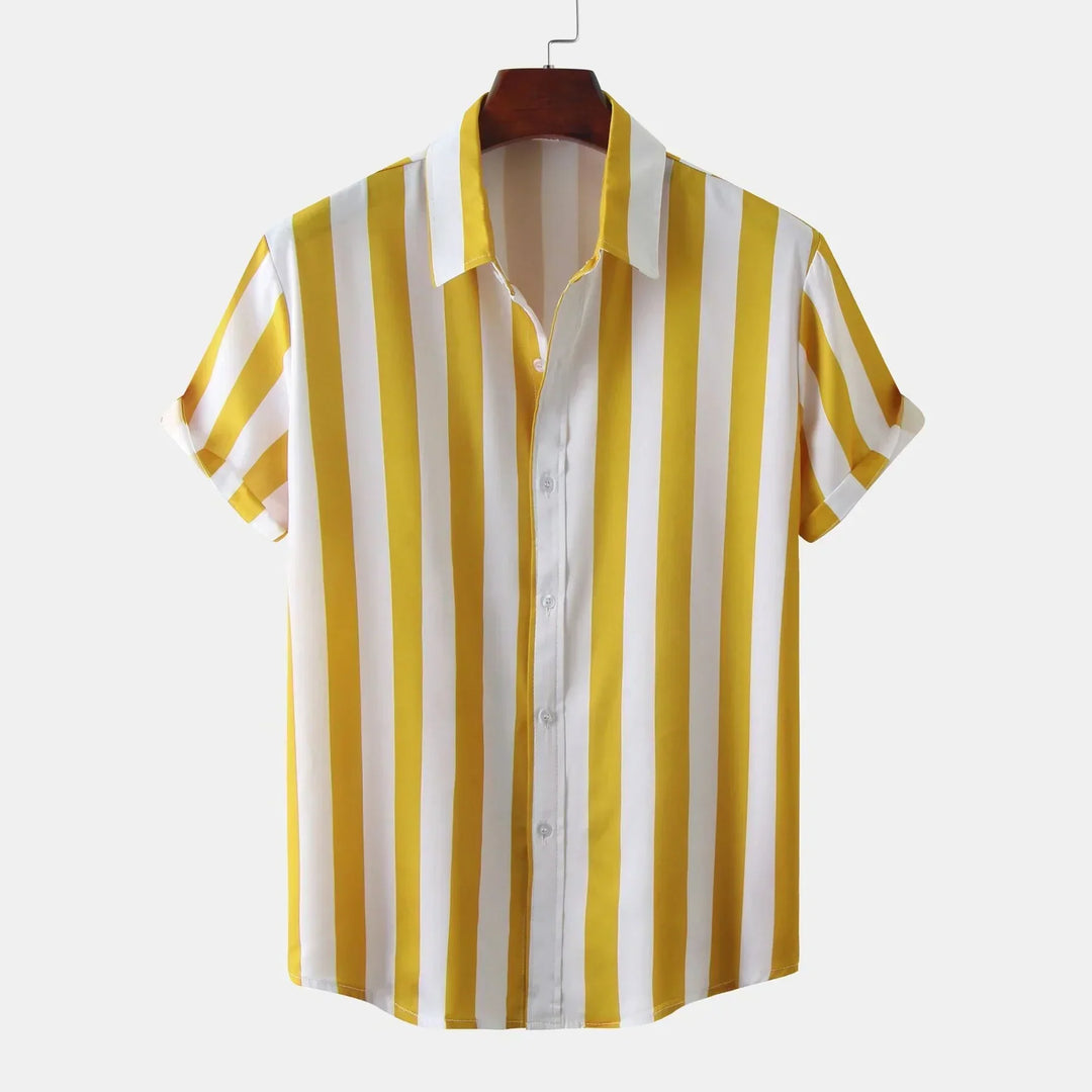 Vêtements hommes : chemise d'été boutonnée, rayures fines, coupe moderne. Idéale pour un look décontracté et stylé.
