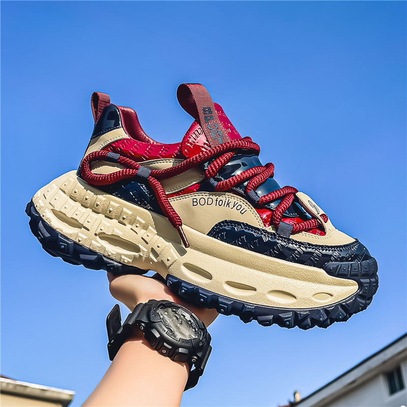 Paire de baskets homme modernes, design urbain et semelles épaisses. Chaussures de sport pour un confort stylé.