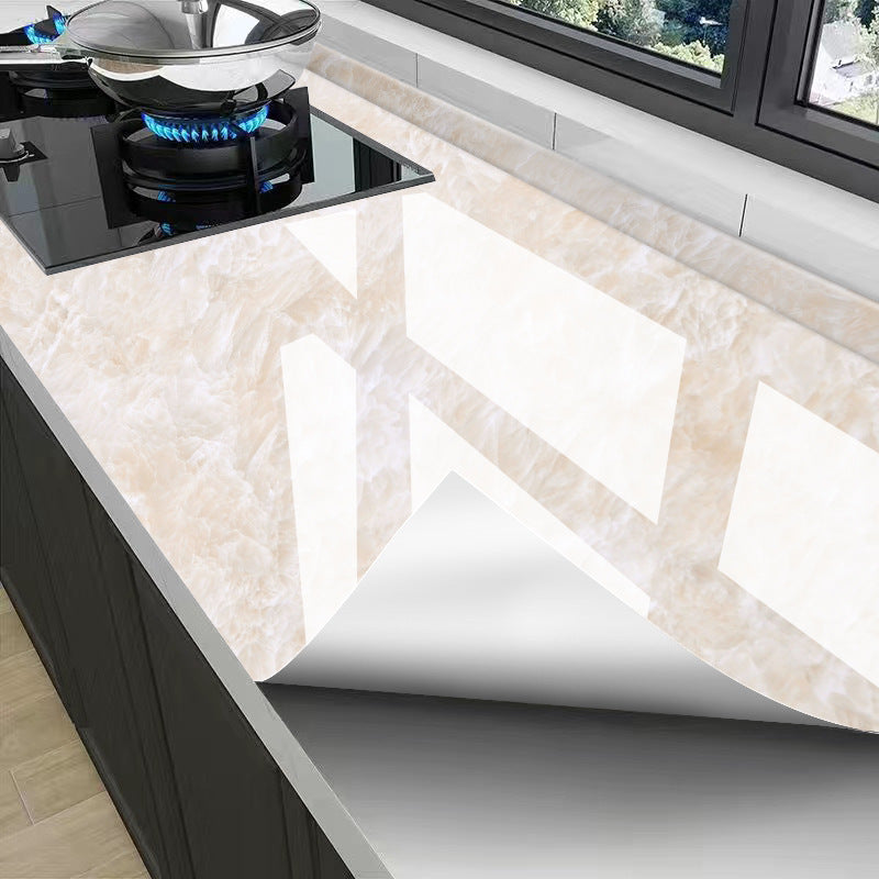 Film mural autocollant marbre résistant. Parfait pour surfaces de cuisine et salle de bain, étanche et durable.