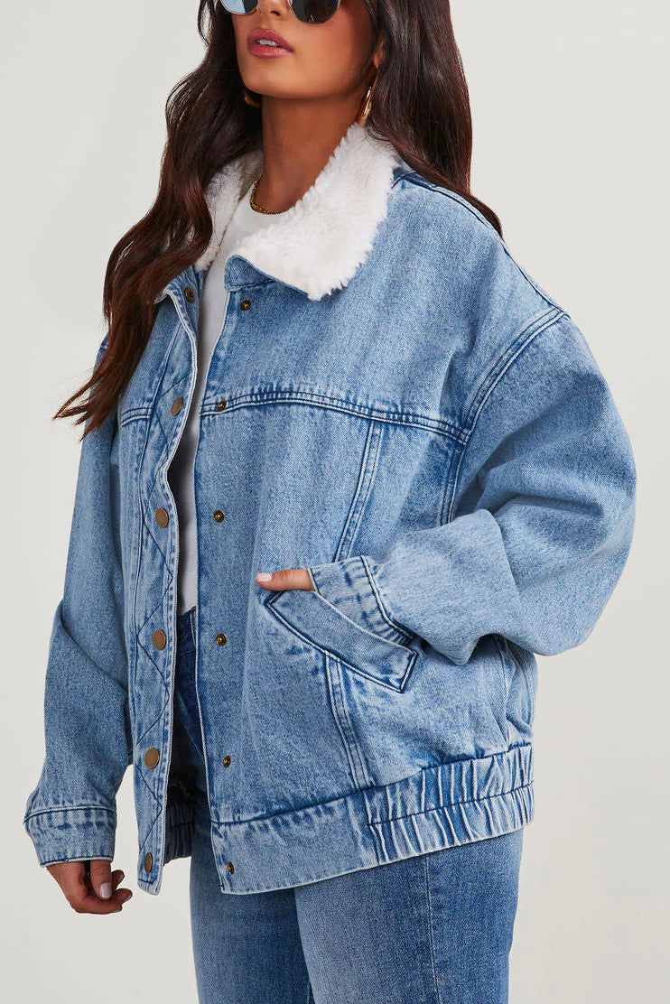 Blouson femme en jean oversize, style moderne urbain. Tendance et polyvalent pour un look décontracté.