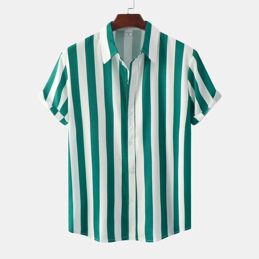 Chemise à rayures verticales pour hommes, manches courtes. Design fluide et moderne, idéal pour un look décontracté.