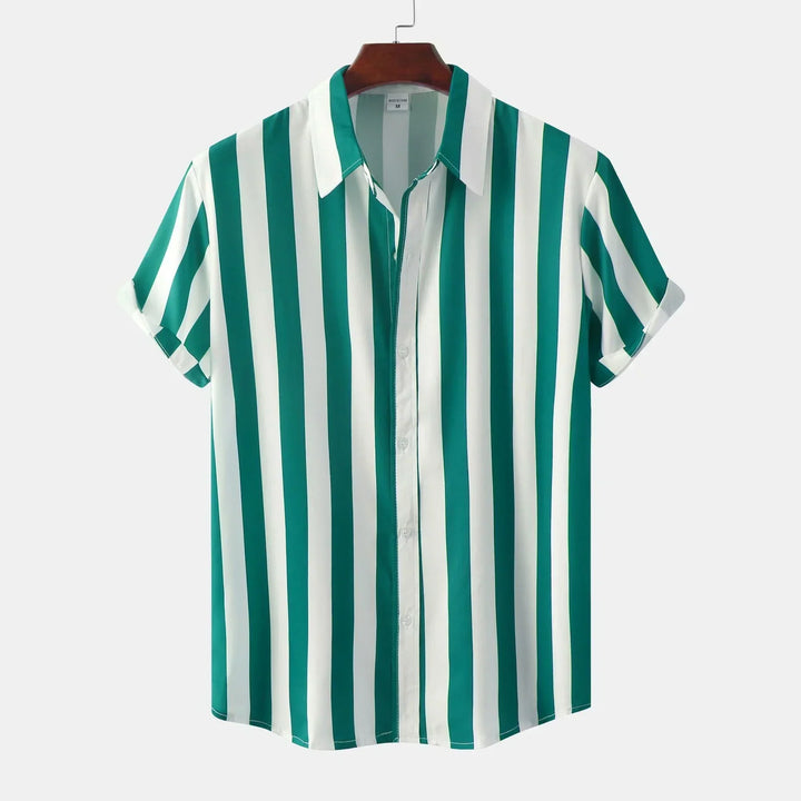 Chemise à rayures verticales pour hommes, manches courtes. Design fluide et moderne, idéal pour un look décontracté.