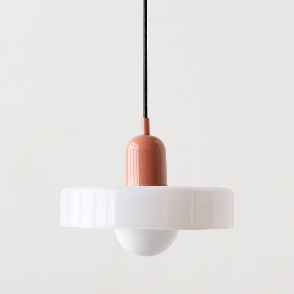 Suspension design Bauhaus, verre coloré, un élément de décoration essentiel pour bureau.