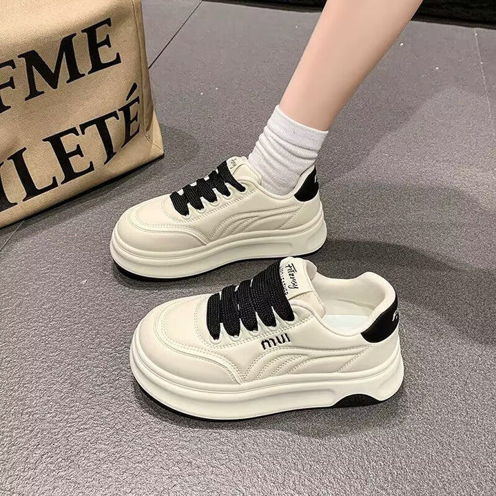 Chaussures sport décontractées femme avec plateforme, offrant un confort urbain optimal pour la marche.