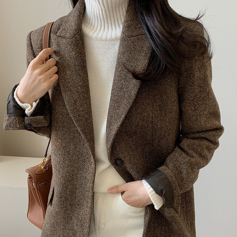 Blazer femme élégant, coupe classique, idéal pour tenue bureau ou chic décontracté. Essentiel mode polyvalent.