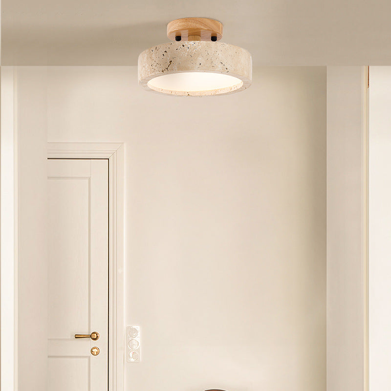 Élégant plafonnier LED rond en travertin naturel. Design minimaliste, lumière chaude pour un intérieur raffiné.