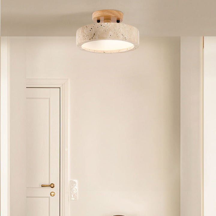 Élégant plafonnier LED rond en travertin naturel. Design minimaliste, lumière chaude pour un intérieur raffiné.