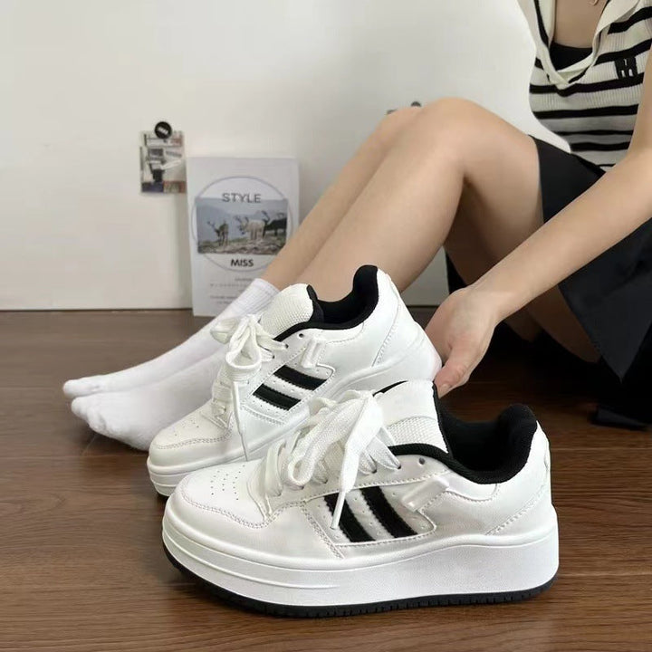 Baskets compensées rouges Kaira pour femme, semelle épaisse unique, parfaites pour un style urbain branché.
