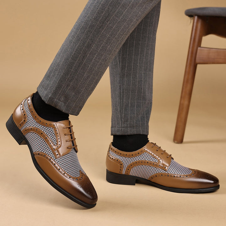 Chaussures Oxford marron pour hommes, élégantes et classiques, idéales pour le bureau ou les cérémonies formelles.