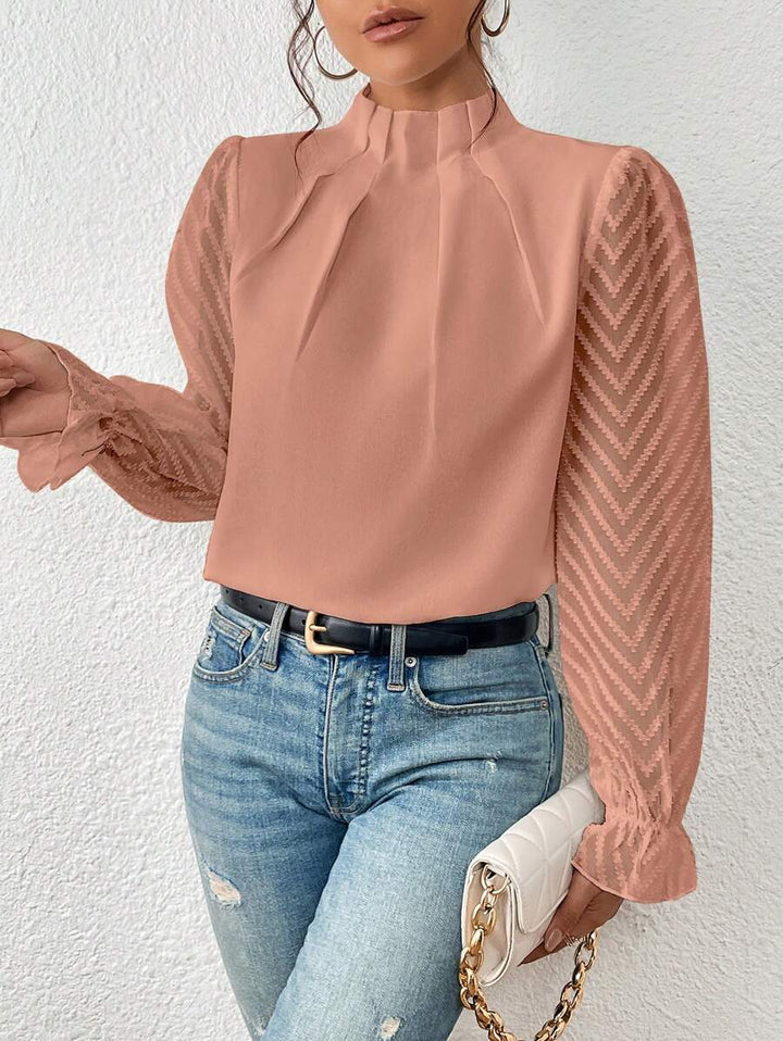 Détail du motif raffiné sur la blouse Sophie, chemisier femme à manches longues, parfait pour un look chic.