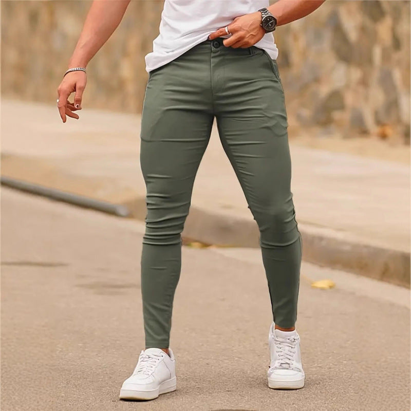 Pantalon skinny homme gris ou kaki. Coupe ajustée, idéal pour la mode masculine urbaine élégante et tendance.