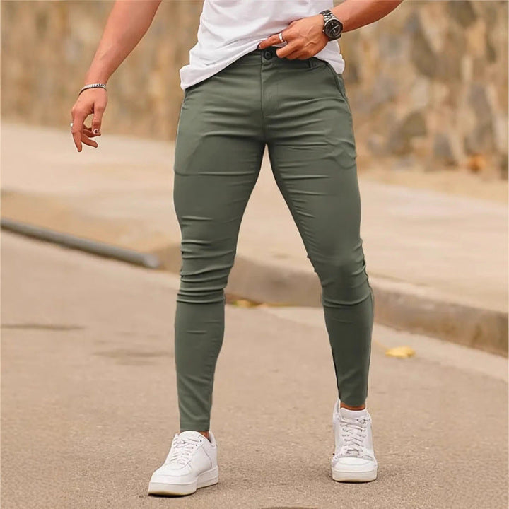 Pantalon skinny homme gris ou kaki. Coupe ajustée, idéal pour la mode masculine urbaine élégante et tendance.