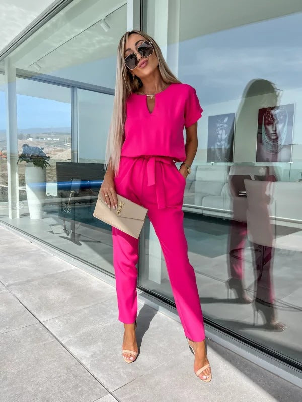 Tenue mode femme été : combinaison respirante à manches courtes, style élégant et décontracté.