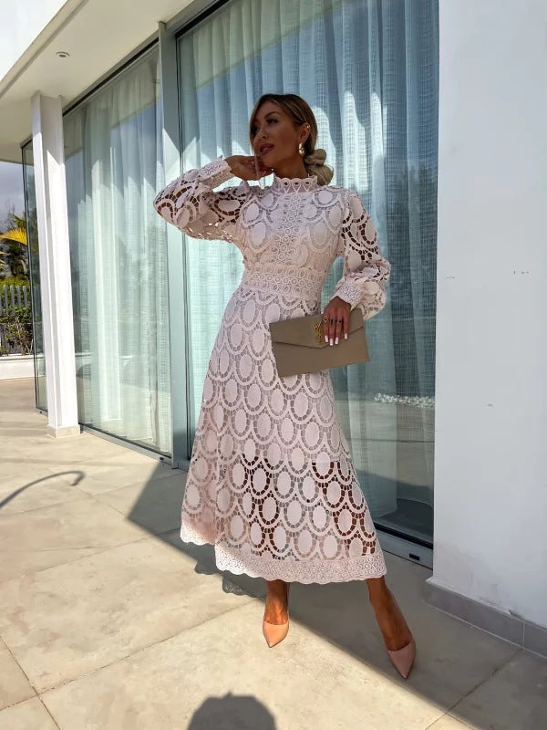 Robe de soirée élégante à manches longues pour femme, parfaite pour un mariage ou un gala chic.