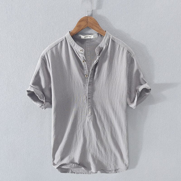 Chemise homme chic avec col mandarin, coupe relax. Vêtement léger pour un confort estival quotidien.