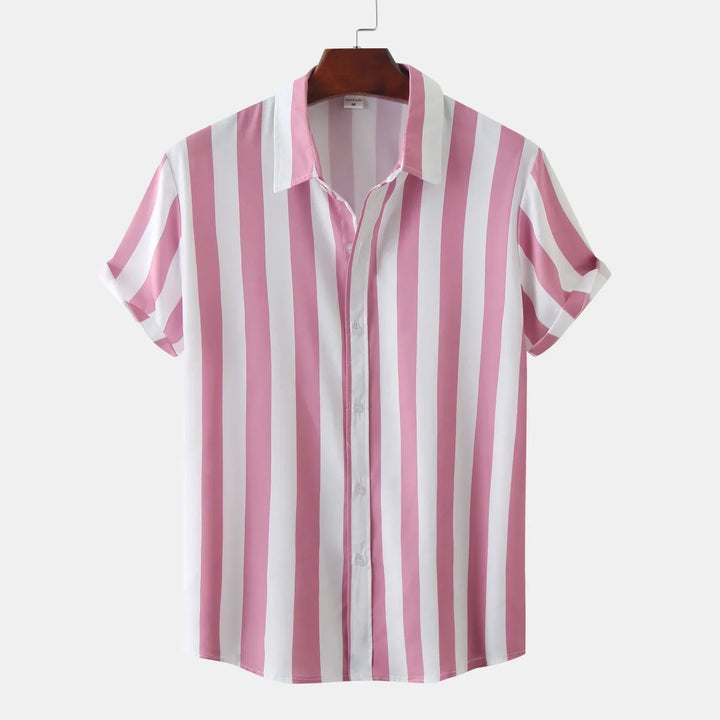Chemise d'été homme à manches courtes, rayures. Vêtement masculin polyvalent pour un style élégant et décontracté.