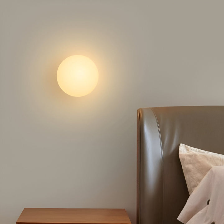 Applique murale ronde minimaliste, lumière douce, idéale pour un salon moderne.