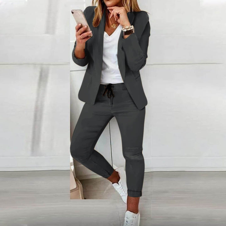 Ensemble blazer et pantalon ajusté femme. Tailleur féminin, chic et intemporel pour toute occasion.