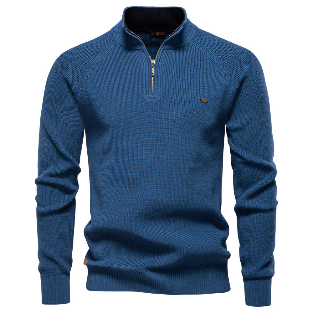 Homme portant pull demi-zippé confortable, idéal automne. Style mode décontracté et élégant, vêtement chic.