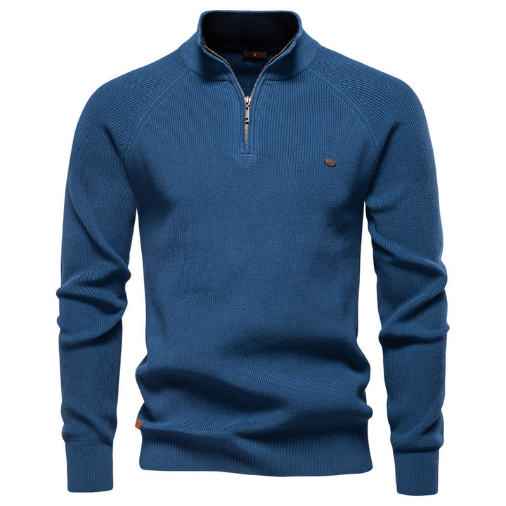 Homme portant pull demi-zippé confortable, idéal automne. Style mode décontracté et élégant, vêtement chic.