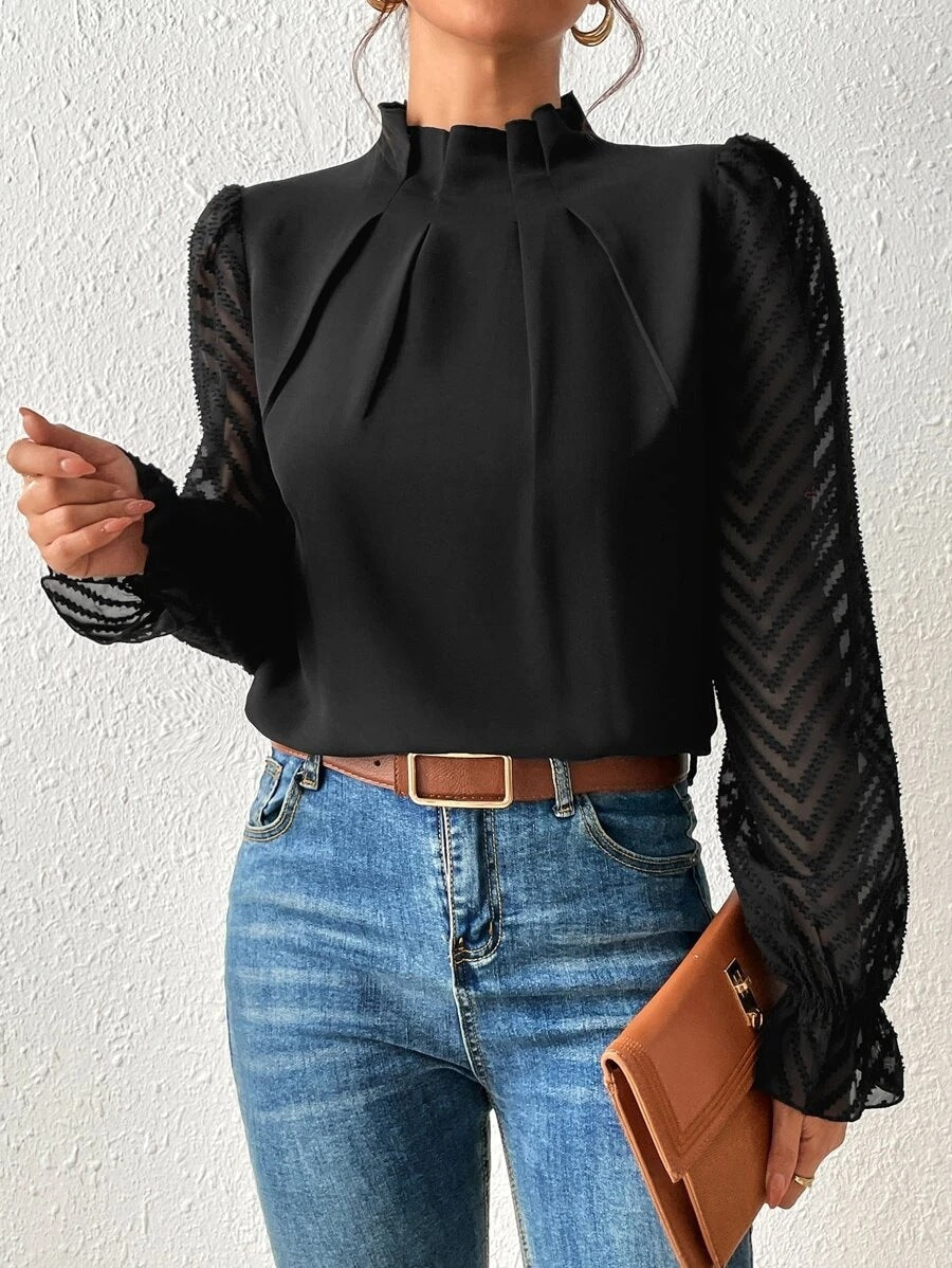 Blouse Sophie chic à manches longues, motif discret. Parfaite pour le bureau ou un look décontracté élégant.