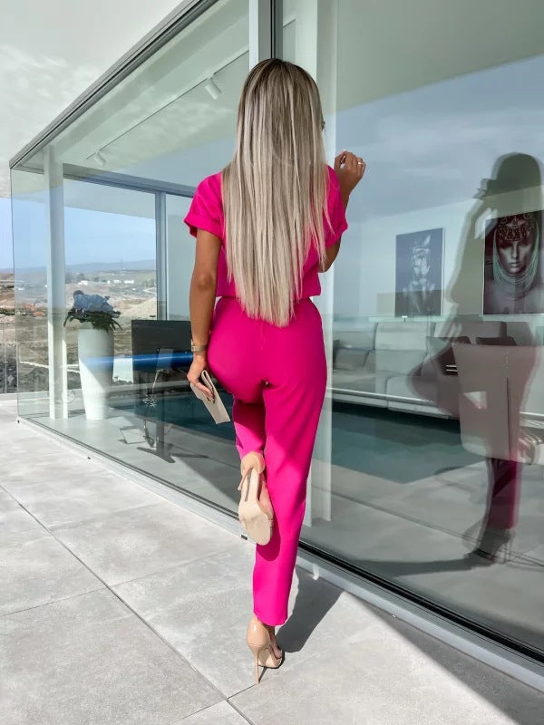 Combinaison élégante femme, mode été. Tenue chic et polyvalente, idéale pour un look décontracté.