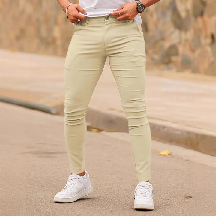 Pantalon skinny homme kaki, coupe ajustée. Style urbain moderne pour une mode masculine élégante et contemporaine.