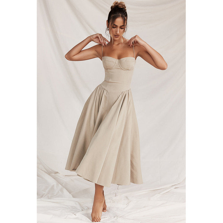 Robe de cocktail femme, coupe midi, corset intégré et bretelles délicates, pour un look élégant et moderne.