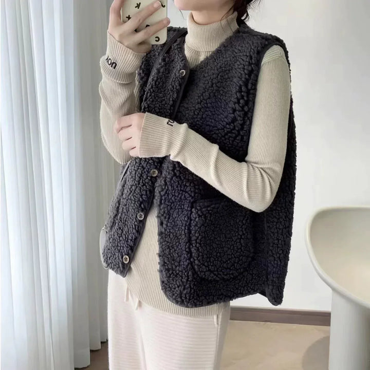 Gilet femme décontracté avec col V profond, boutonnage et poches, parfait pour superposer un look féminin.