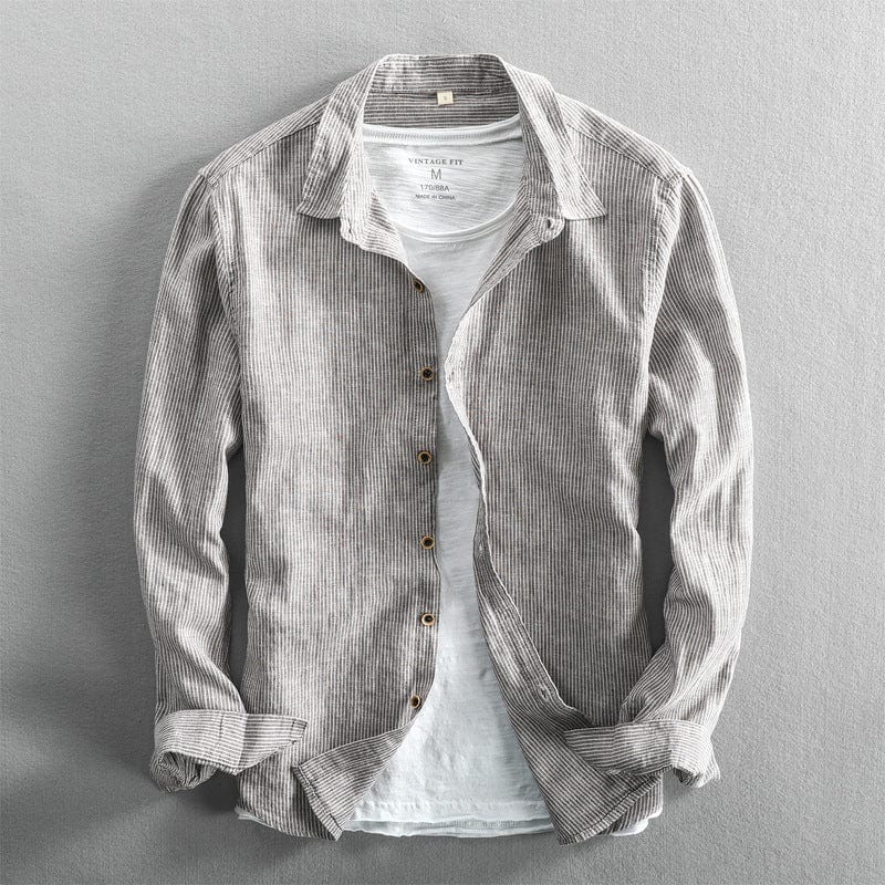 Chemise homme chic à coupe classique. Son style polyvalent offre élégance décontractée pour toute occasion masculine.