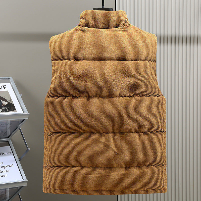 Mode masculine: gilet homme élégant en velours côtelé beige, coupe décontractée pour superposition tendance.