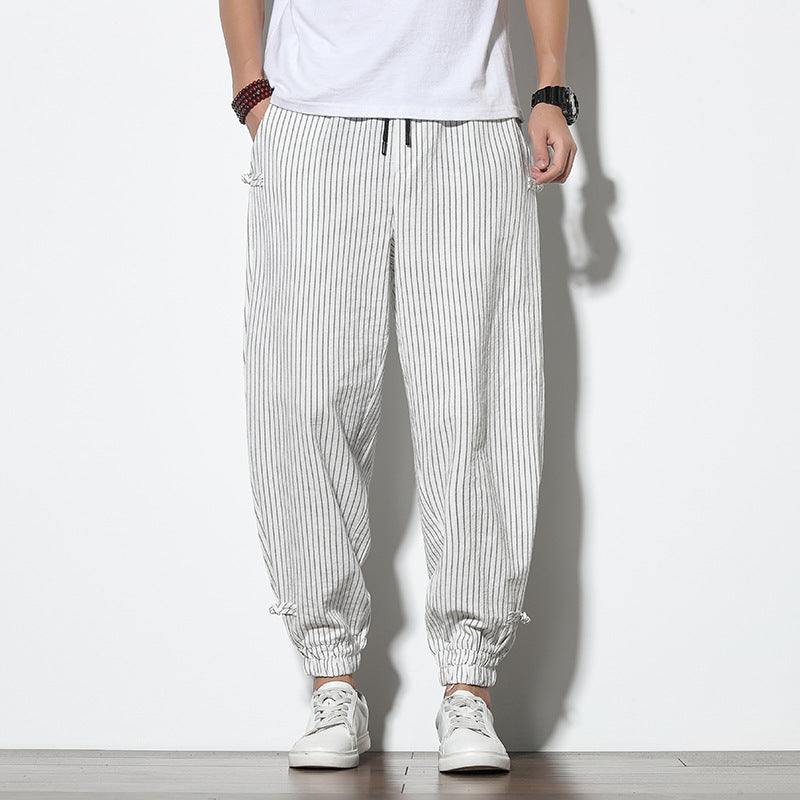 Pantalon long homme à rayures, très confortable. Crée un look élégant et décontracté, parfait pour la mode urbaine.