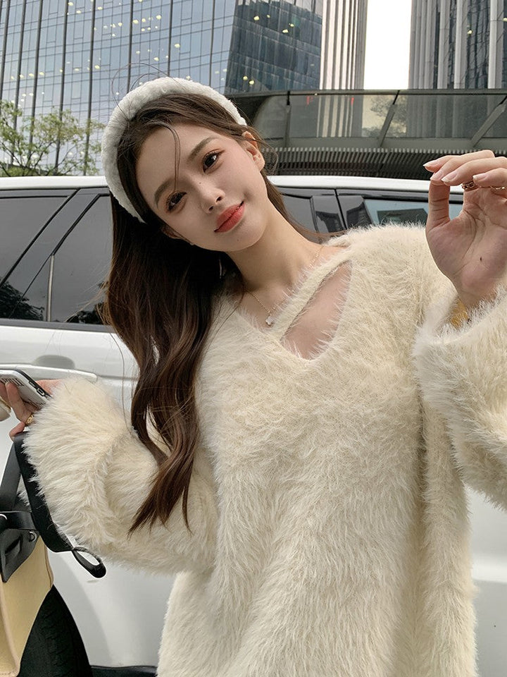 Pull femme style moderne, confortable et douillet, avec un col asymétrique pour une allure élégante.