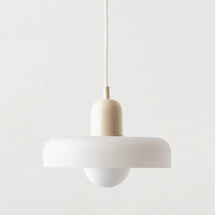 Luminaire artisanal en verre, design scandinave élégant et moderne.
