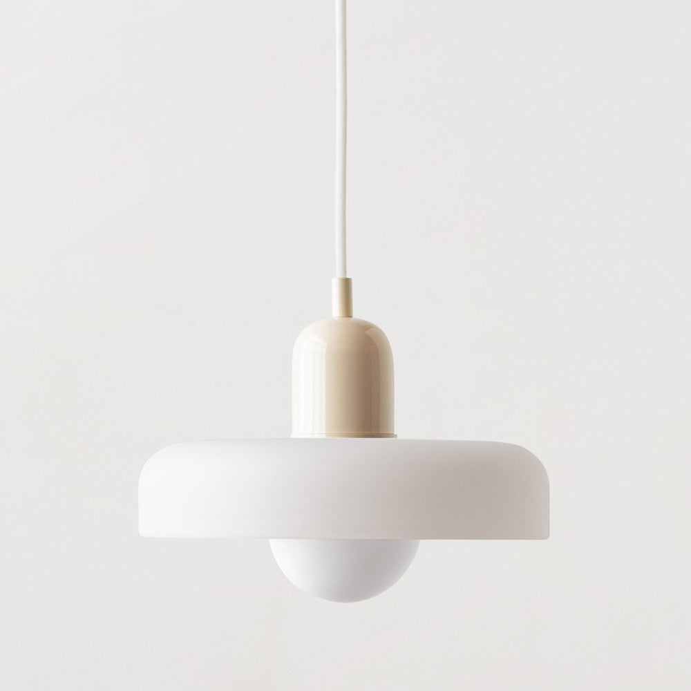 Suspension Bauhaus, verre coloré, un design qui capte le regard pour votre salon.