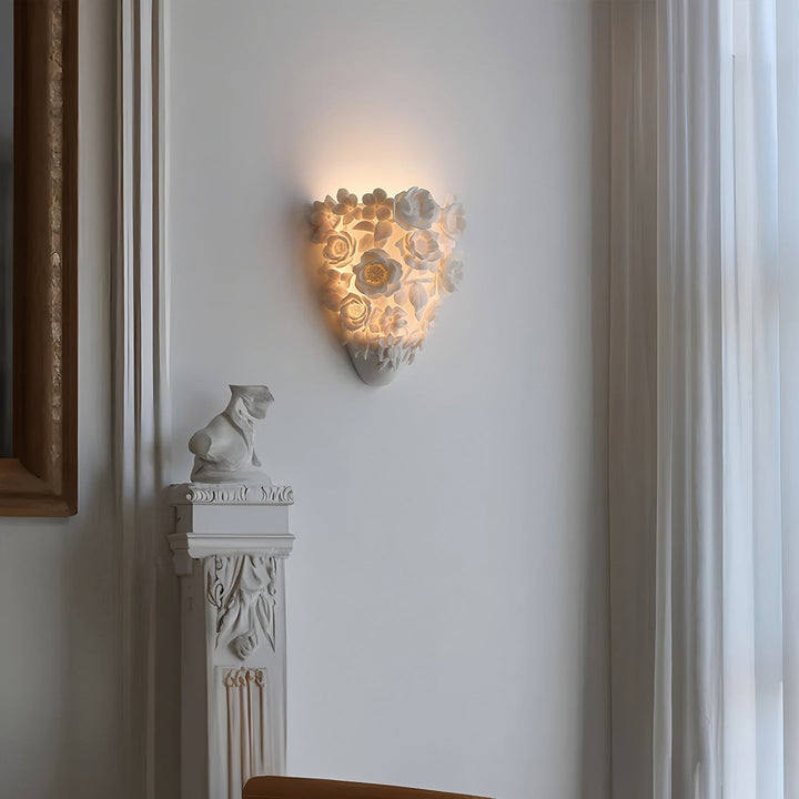 Lampe murale LED en forme de fleur de céramique, idéale pour chambre ou couloir, ajoute une touche d'art au design.