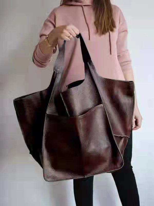 Sac bandoulière en cuir vegan confortable et moderne pour femme, idéal pour un usage quotidien et stylé.