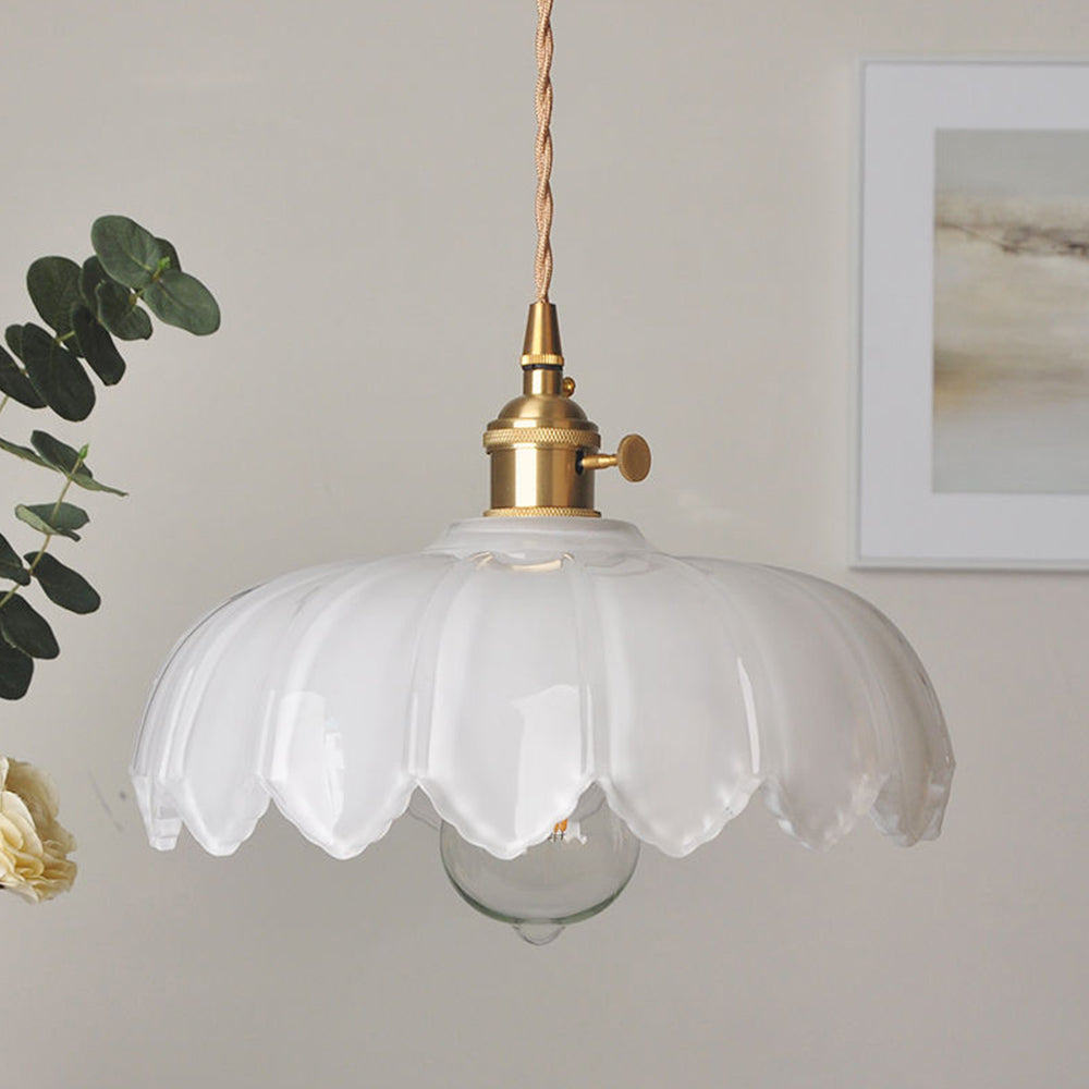 Suspension fleurs vintage éclairée, diffuse une lumière douce et accueillante au salon.