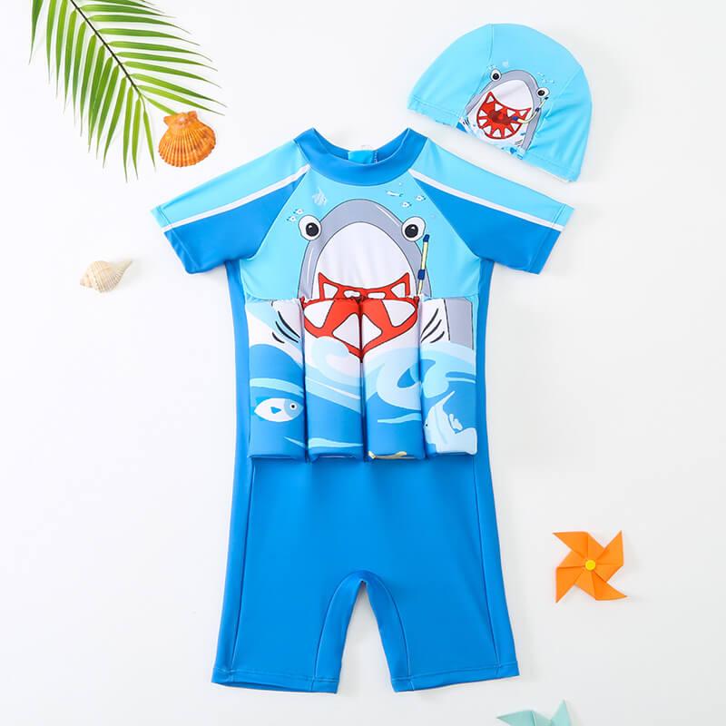 Enfant souriant en maillot flottant SafeSwim, parfaite flottabilité pour apprentissage et jeux.