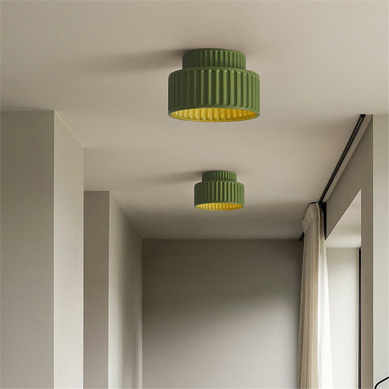 Lampe de plafond minimaliste en céramique blanche. Décoration intérieure élégante pour tout espace contemporain.