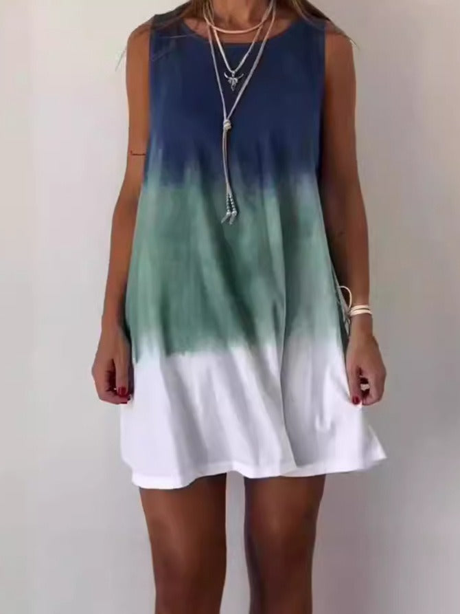 Robe estivale légère pour femme, avec une coupe fluide sans manches, idéale pour la mode et le confort d'été.