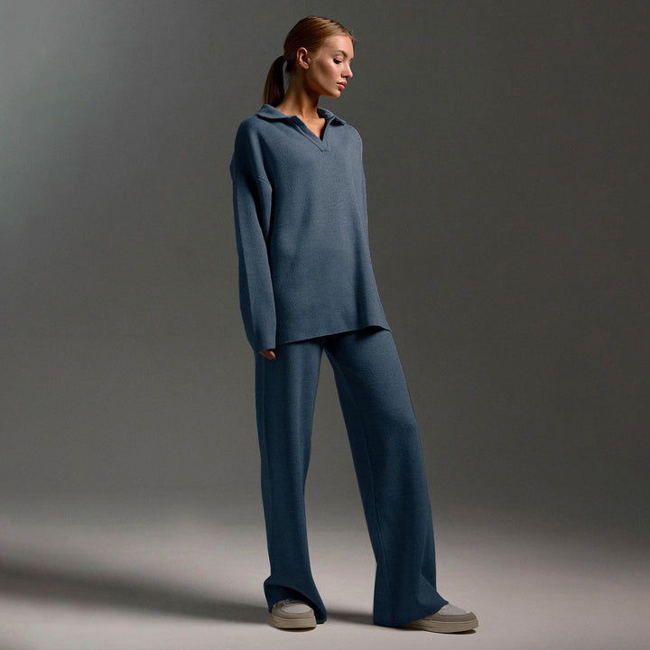 Loungewear femme élégant : ensemble deux pièces pull polo et pantalon large fluide.
