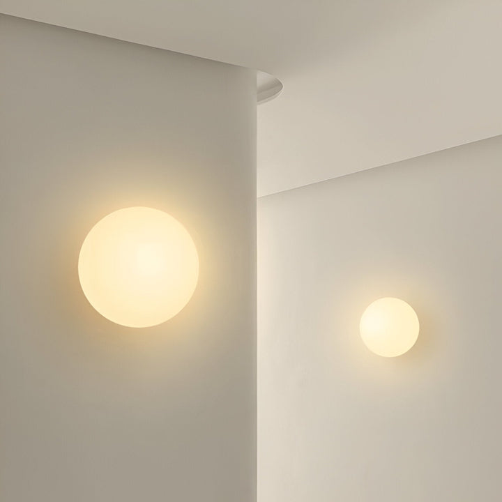 Applique minimaliste moderne, diffuse une lumière subtile et enveloppante.