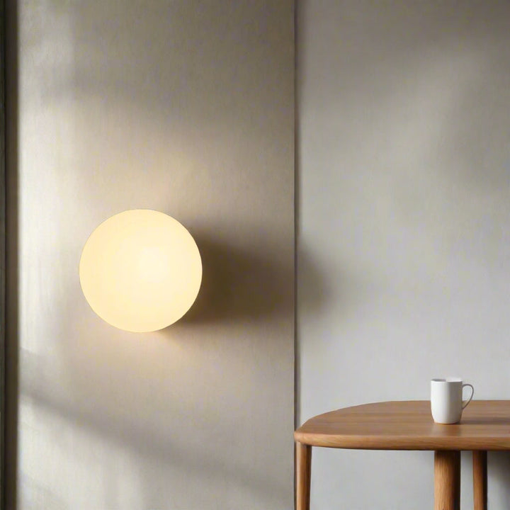 Éclairage mural circulaire pour chambre, apporte une lumière douce et fonctionnelle.